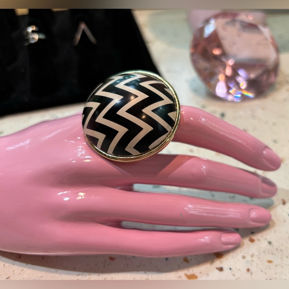 Round Circle Chevron Pattern Statement‎ Ring - Picture 3 of 7